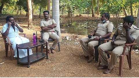 சிவகங்கை அருகே பனங்காடியில் உள்ள தோட்டத்தில் வீட்டு காவலில் வைக்கப்பட்ட கருணாஸ் எம்எல்ஏ.