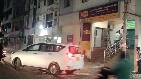 கரூரில் உள்ள நிதி நிறுவனத்தில் வருமான வரித்துறை சோதனை நடைபெற்றது.