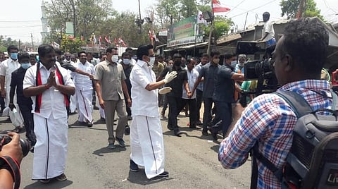 கரூர் மாவட்டம் குளித்தலையில் நண்பகல் வெயிலில் திமுக தலைவர் மு.க.ஸ்டாலின் நடந்து சென்று வாக்குச் சேகரித்தார். அருகில் குளித்தலை தொகுதி திமுக வேட்பாளர் ரா.மாணிக்கம்.