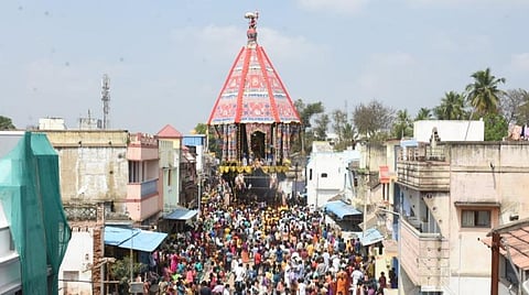 அருள்மிகு சோமாஸ்கந்தர் சுவாமி எழுந்தருளிய தேரை வடம் பிடித்து இழுத்துச் செல்லும் பக்தர்கள் .