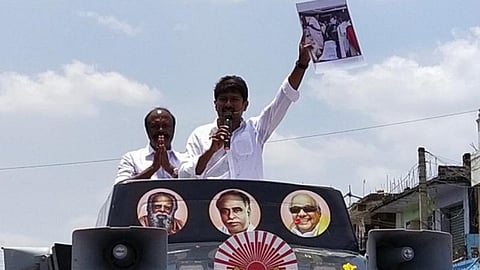 சிங்கம்புணரி பேருந்து நிலையம் அருகே திருப்பத்தூர் தொகுதி திமுக வேட்பாளர் கே.ஆர்.பெரியகருப்பனை ஆதரித்து   இளைஞரணிச் செயலாளர் உதயநிதி ஸ்டாலின் பிரச்சாரம் செய்தார்.