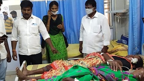 சிவகங்கை அரசு மருத்துவக் கல்லூரி மருத்துவமனையில் காயமடைந்தவர்களுக்கு ஆறுதல் கூறிய அமமுக வேட்பாளர் அன்பரசன்.