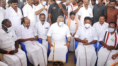 மதுரையில் அம்மா திடலில் ஏப். 2-ல் பிரதமர் மோடியின் பொதுக்கூட்டம் நடைபெறும் இடத்தை துணை முதல்வர் ஓ.பன்னீர்செல்வம், மத்திய அமைச்சர்  வி.கே.சிங் ஆகியோர் இன்று ஆய்வு நடத்தினார்.