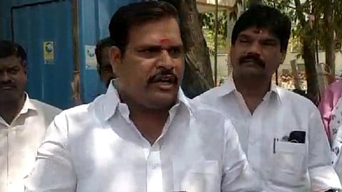 நான் பேஸ்புக்கில் அரசியல் செய்யவில்லை; மதுரைக்கு கொண்டு வந்த திட்டங்களைப் பாருங்கள்: பொதுமக்களிடம் ஆதங்கப்படும் அதிமுக வேட்பாளரான முன்னாள் எம்பி