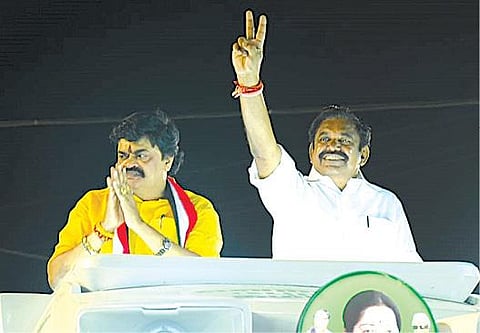 விருதுநகர் மாவட்டம் ராஜபாளையத்தில் அதிமுக சார்பில் போட்டியிடும் அமைச்சர் கே.டி.ராஜேந்திரபாலாஜிக்கு ஆதரவாக வாக்கு சேகரித்த முதல்வர் பழனிசாமி.