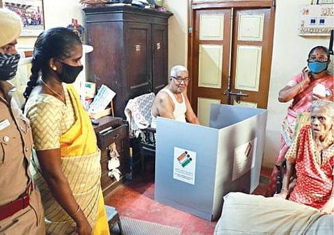 மேற்கு வங்கம், அசாம் மாநில சட்டப்பேரவை பொதுத்தேர்தல்; 77 தொகுதியில் இன்று முதல்கட்ட வாக்குப்பதிவு: தமிழகத்தில் முதியோர், மாற்றுத் திறனாளிகளுக்கான தபால் ஓட்டு தொடங்கியது