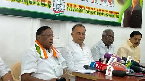 செய்தியாளர்கள் சந்திப்பில் தினேஷ் குண்டுராவ், நாராயணசாமி உள்ளிட்டோர்.