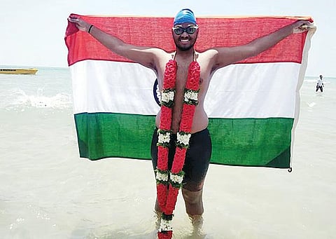 தனுஷ்கோடி அரிச்சல் முனையில் ஜெயந்த் ஜெய்பிரகாஷ் டபுள்