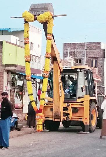 போடி தொகுதி பாலார்பட்டியில் திமுக வேட்பாளர் தங்க தமிழ்ச்செல்வனுக்கு அணிவிப்பதற்காக இயந்திரத்தில் கொண்டு வரப்பட்ட பிரம்மாண்டமான மாலை.