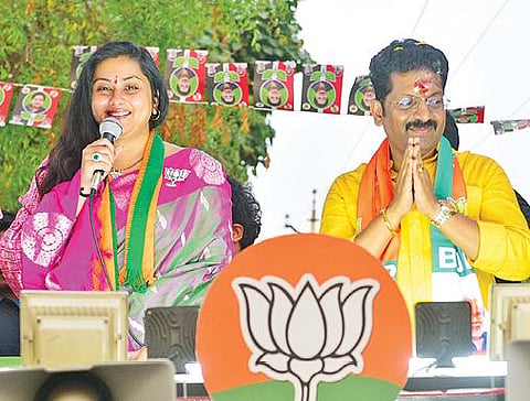 மதுரை வடக்கு தொகுதி பாஜக வேட்பாளர் டாக்டர் சரவணனை ஆதரித்து நடிகை நமீதா கருப்பாயூரணியில் பிரச்சாரம் செய்தார். படம்: எஸ்.கிருஷ்ணமூர்த்தி