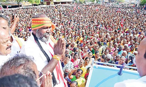 நடை பயணத்தில் பொதுமக்களிடம் ஆதரவு திரட்டிய அதிமுக வேட்பாளர் அமைச்சர் ஆர்.பி.உதயகுமார்.