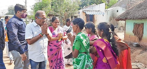 விருத்தாசலம் தொகுதியில் வாக்கு சேகரிக்கும் சுயேச்சை வேட்பாளர் மகாவீர் சந்த்.