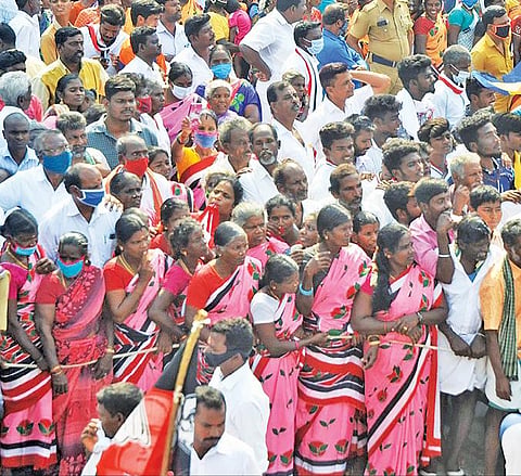 முகக்கவசம் அணியாமல் சங்கராபுரத்தில் திரண்ட கூட்டம்.