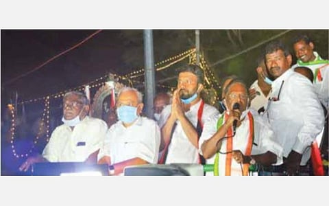 பாகூரில் திமுக வேட்பாளர் செந்தில்குமாரை ஆதரித்து முன்னாள் முதல்வர் நாராயணசாமி பிரச்சாரம் மேற்கொண்டார். உடன், வைத்திலிங்கம் எம்.பி உள்ளிட்டோர்.