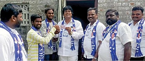 திருவள்ளூர் தொகுதிக்கு உட்பட்ட கடம்பத்தூர் ஊராட்சி ஒன்றிய பகுதியில் வாக்குச் சேகரித்த பகுஜன் சமாஜ் கட்சி வேட்பாளர் தாஸிடம், தேநீர், உணவு செலவுக்காக பணம் அளிக்கும் வாக்காளர்.