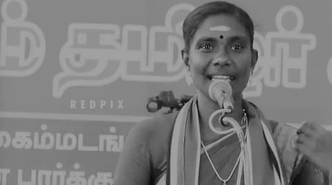 கொடி பிடிக்கப் பணம்; கோஷம் போடப் பணம்; நாங்கள் சொந்தப் பணத்தில் பெட்ரோல் போட்டுக்கொண்டு மக்கள் பணிக்கு வருகிறோம்: நாம் தமிழர் வேட்பாளர் காளியம்மாள் பேட்டி