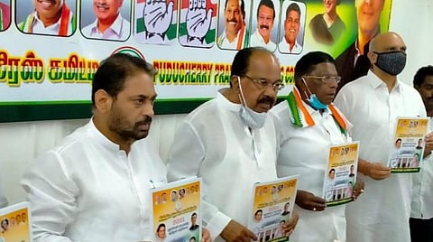 புதுச்சேரியில் பி.எச்.டி வரை இலவசக் கல்வி; குடும்பத் தலைவிக்கு 1,000 ரூபாய் உதவித்தொகை: காங்கிரஸ் தேர்தல் அறிக்கையின் சிறப்பம்சங்கள்
