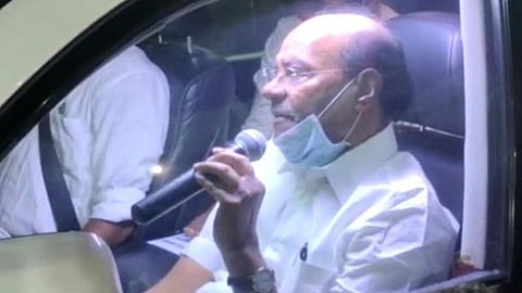 ஆற்காடு தொகுதிக்கு உட்பட்ட கலவை பேருந்து நிலையம் அருகே பாமக நிறுவனர் மருத்துவர். ராமதாஸ் தேர்தல் பிரச்சாரத்தில் ஈடுபட்டார். அப்போது அங்கு திரண்டிருந்த பொதுமக்கள்.