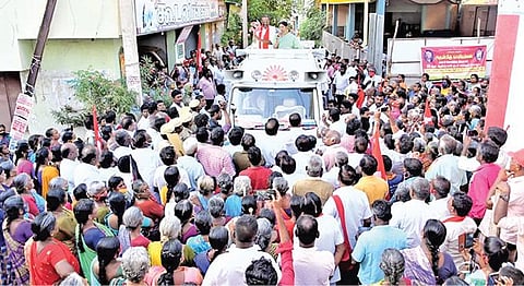 மதச்சார்ப்பற்ற கூட்டணி சார்பில் கோவில்பட்டியில்  போட்டியிடும் மார்க்சிஸ்ட் கட்சி வேட்பாளர் சீனிவாசனை ஆதரித்து கனிமொழி எம்.பி. பிரச்சாரம் செய்தார்.
