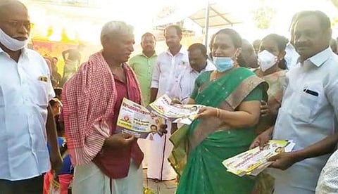புவனகிரி தொகுதியில் திமுக வேட்பாளர் சரவணன் மனைவி சுமதி தீவிர வாக்கு சேகரிப்பில் ஈடுபட்டுள்ளார்.
