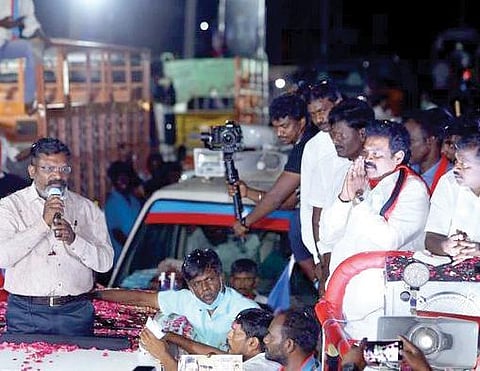 திருவள்ளூர் தொகுதி திமுக வேட்பாளர் வி.ஜி.ராஜேந்திரனை ஆதரித்து திருவாலங்காடு பகுதியில் நேற்று முன்தினம் இரவு தேர்தல் பிரச்சாரத்தில் ஈடுபட்ட விடுதலை சிறுத்தைகள் கட்சித் தலைவர் தொல்.திருமாவளவன்.
