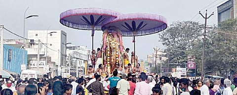 ஏகாம்பரநாதர் கோயிலில் பங்குனி உத்திர திருக்கல்யாண பெருவிழாவை ஒட்டி தம்பதி சமேதராக ஏகாம்பரநாதர் தங்க இடப வாகனத்தில் எழுந்தருளி பக்தர்களுக்கு அருள்பாலித்தார்.