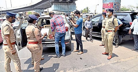 சென்னை பெருநகரின் முக்கிய இடங்களில் போலீஸாரும், தேர்தல் பறக்கும் படையினரும் வாகன சோதனைகள் மேற்கொண்டு, சட்டவிரோத செயல்களில் ஈடுபடுவோர் மற்றும் தேர்தல் விதிமுறைகளை மீறி செயல்படுவோர் மீது, நடவடிக்கைகளை எடுத்து வருகின்றனர். இதன் தொடர்ச்சியாக, காவல் ஆணையர் மகேஷ் குமார் அகர்வால், நேற்று மதியம் அமைந்தகரை, ஸ்கைவாக் சிக்னல் அருகில் நடைபெற்று வரும் தேர்தல் பறக்கும் படையினரின் வாகனத் தணிக்கை பணியை ஆய்வு செய்தார். அண்ணாநகர் காவல் துணை ஆணையர் ஜி.ஜவஹர் உடனிருந்தார்.