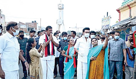 சேலம் மாவட்டம் எடப்பாடி சட்டப்பேரவைத் தொகுதிக்கு உட்பட்ட கொங்கணாபுரத்தில் திமுக தலைவர் மு.க.ஸ்டாலின், திமுக வேட்பாளர் சம்பத் குமாருடன் சாலையில் நடந்து சென்று பொதுமக்களிடம் வாக்கு சேகரித்தார். அப்போது ஒரு பெண் செல்ஃபி எடுத்துக் கொண்டார்.