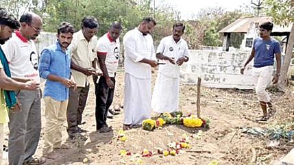 காரைக்குடி ஆறுமுக நகர் மயானத்தில் இறந்த ஆதரவற்றவரின் உடலை அடக்கம் செய்த மக்கள் நீதி மய்யம் வேட்பாளர் ராஜ்குமார்.