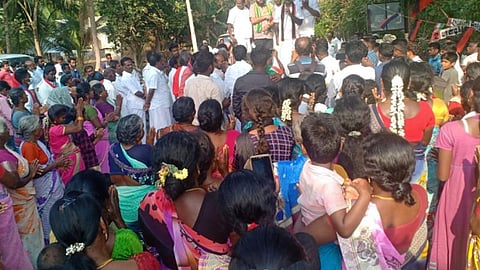 புதுக்கோட்டை மாவட்டம் கீரமங்கலம் அருகே பாண்டிகுடியில் நடைபெற்ற பகரச்சாரத்தில் பேசுகிறார் ராஜ் வீரேந்தர்சிங் கோல்டன்  உடன் வேட்பாளர் சி.வீ.மெய்யநாதன்.