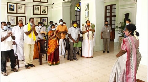 இலங்கையில் இருந்து மீட்கப்பட்ட காரைக்கால் மீனவர்கள் தமிழிசையுடன் சந்திப்பு