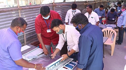 திருச்சி கிழக்கு தொகுதி தேர்தல் நடத்தும் அலுவலர் அலுவலகமான மாநகராட்சி கோட்ட அலுவலக வளாகத்தில் மின்னணு வாக்குப்பதிவு இயந்திரத்தில் வேட்பாளர்கள் பெயர், சின்னம் பொருத்தும் பணியில் ஈடுபட்டுள்ள அலுவலர்கள்.