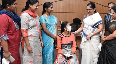 கர்ப்பப்பை கட்டியை அகற்றி, சீரமைத்த கோவை அரசு மருத்துவமனை மருத்துவர்களுடன் சிகிச்சை பெற்றுக்கொண்ட பெண்.