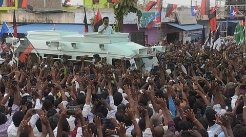 வேலூர் அடுத்துள்ள ஊசூரில் திமுக வேட்பாளர்களுக்கு ஆதரவாக பிரச்சாரத்தில் ஈடுபட்ட திமுக தலைவர் மு.க.ஸ்டாலின்.