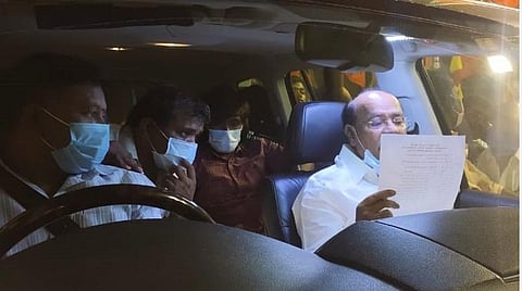 திருப்பத்தூர் - வாணியம்பாடி சாலையில் தேர்தல் பிரச்சாரத்தில் ஈடுபட்ட ராமதாஸ். அடுத்தபடம். திருப்பத்தூர் தொகுதி பாமக வேட்பாளர் டி.கே.ராஜா பொதுமக்களிடம் வாக்கு சேகரிப்பில் ஈடுபட்டார்.