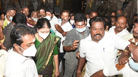 மதுரை மீனாட்சி சுந்தரேசுவரர் கோயிலில் நேற்று ஜெயலலிதாவின் தோழி சசிகலா சுவாமி தரிசனம் செய்துவிட்டு வெளியே வந்தார். படம்: எஸ்.கிருஷ்ணமூர்த்தி.
