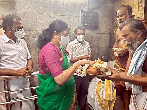 கோவில்பட்டி செண்பகவல்லி அம்மன் கோயிலில்   தரிசனம் செய்த சசிகலாவுக்கு அர்ச்சகர் பிரசாதம் வழங்கினார்.