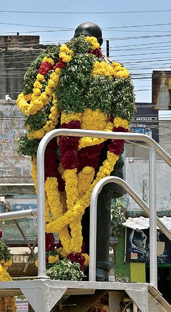 தூத்துக்குடி தொகுதி வேட்பாளர்கள், அரசியல் கட்சியினர், பல்வேறு அமைப்பினர் அணிவித்த மாலைகளால் முகம் மறைக்கப்பட்ட நிலையில்  குரூஸ் பர்னாந்து சிலை.          படம்: என்.ராஜேஷ்