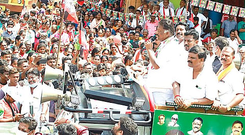 மார்க்கையன்கோட்டையில் பிரச்சாரம் செய்த துணை முதல்வர் ஓ.பன்னீர்செல்வம்.