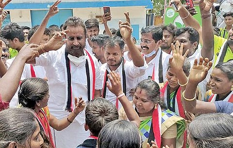 தொண்டாமுத்தூர் தொகுதியில் தேர்தல் பிரச்சாரத்தின்போது அட்டுக்கல் பழங்குடியின மக்களுடன் இணைந்து நடனமாடிய உள்ளாட்சித் துறை அமைச்சர்  எஸ்.பி.வேலுமணி.