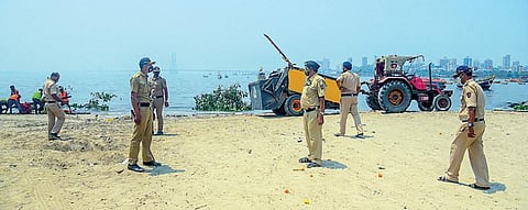 கரோனா வைரஸ் பரவுவதைத் தடுக்க மகாராஷ்டிரா மாநிலத்தில் இரவு நேர ஊரடங்கு உள்ளிட்ட கட்டுப்பாடுகள் விதிக்கப்பட்டுள்ளன. இந்நிலையில் நேற்று ஹோலி பண்டிகையையொட்டி மும்பை மாஹிம், தாதர் கடற்கரையில் கூட்டம் கூடுவதைத் தவிர்க்க கண்காணிப்பில் ஈடுபட்டிருந்த போலீஸார். படம்: பிடிஐ