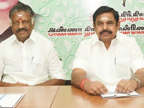 போட்டி வேட்பாளர்களாக அதிமுகவினர்: முன்னாள் எம்.பி. உள்ளிட்ட 6 பேர் கட்சியிலிருந்து நீக்கம்: ஓபிஎஸ்-இபிஎஸ் நடவடிக்கை