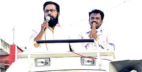 கோவில்பட்டியில் போட்டியிடும் மக்கள் நீதி மய்யம் கட்சி வேட்பாளர் கதிரவனை ஆதரித்து சமக தலைவர் சரத்குமார் பிரச்சாரம் செய்தார்.