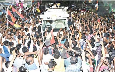 அருப்புக்கோட்டை தொகுதி தேமுதிக வேட்பாளர் ரமேஷை ஆதரித்து கைகளை அசைத்தும், முரசு சின்ன பதாகையை காண்பித்தும் பிரச்சாரம் செய்த விஜயகாந்த்.