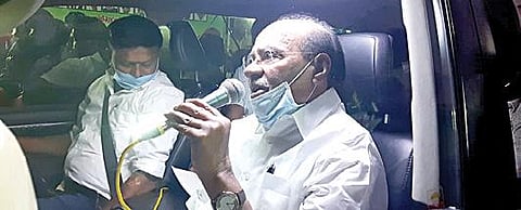 தருமபுரி நான்கு சாலை சந்திப்பில் அதிமுக கூட்டணி கட்சி வேட்பாளர்களை ஆதரித்து, வாகனத்தில் அமர்ந்தபடி பிரச்சாரம் செய்த பாமக நிறுவனர் ராமதாஸ்.