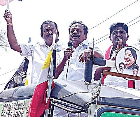 சிவகங்கை அருகே கண்டாங்கிப்பட்டியில் அதிமுக வேட்பாளர் பி.ஆர்.செந்தில்நாதனை ஆதரித்து பிரச்சாரம் செய்த அமைச்சர் பாஸ்கரன்.