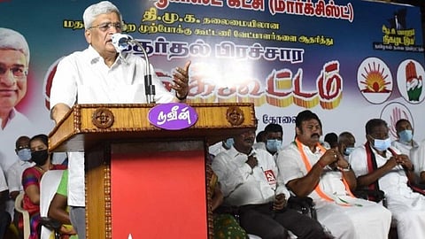 மார்க்சிஸ்ட் கம்யூனிஸ்ட் கட்சியின் சார்பில், கோவை கணபதியில் நேற்று இரவு  நடந்த , தேர்தல் பிரச்சார பொதுக்கூட்டத்தில் பேசிய, அக்கட்சியின் மூத்த தலைவரும், அரசியல் தலைமைக் குழு உறுப்பினருமான பிரகாஷ் காரத். படம் : ஜெ.மனோகரன்.