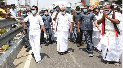 திண்டுக்கல் மாவட்டம் ஒட்டன்சத்திரம் மெயின்ரோட்டில் நடந்து சென்று திமுக வேட்பாளர் அர.சக்கரபாணிக்கு வாக்கு சேகரித்த திமுக தலைவர் மு.க.ஸ்டாலின். 