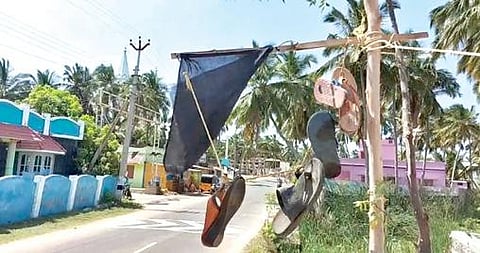 கீழமணக்குடி மீனவ கிராமத்தில் பாஜக மற்றும் கூட்டணி கட்சி வேட்பாளர்களுக்கு எதிர்ப்பு தெரிவித்து கருப்புக்கொடி, செருப்பு மாலைகள் தொங்கவிடப்பட்டிருந்தன.