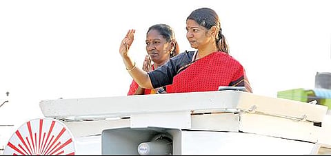 மானாமதுரையில் அத்தொகுதி திமுக வேட்பாளர் தமிழரசியை ஆதரித்து பிரச்சாரம் செய்தார் திமுக மாநில மகளிரணிச் செயலாளர் கனிமொழி எம்பி.